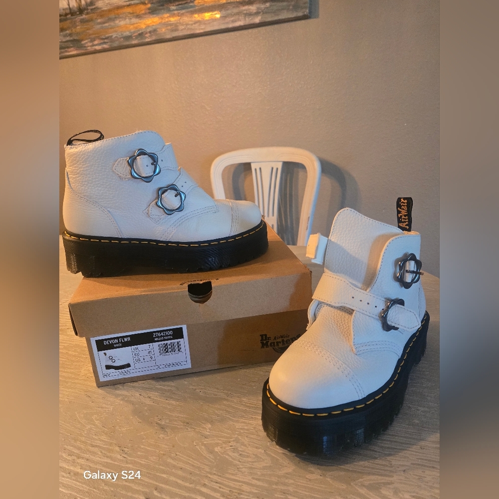 Dr Martens Devon Flower White Boots Platform Size 9 Flower Buckles Womens NEW